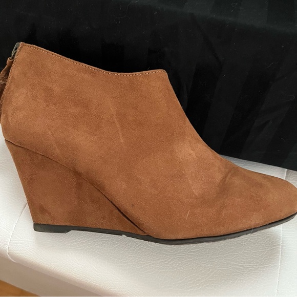Women’s size 6 US wedge heel ankle bootie. - Picture 7 of 8